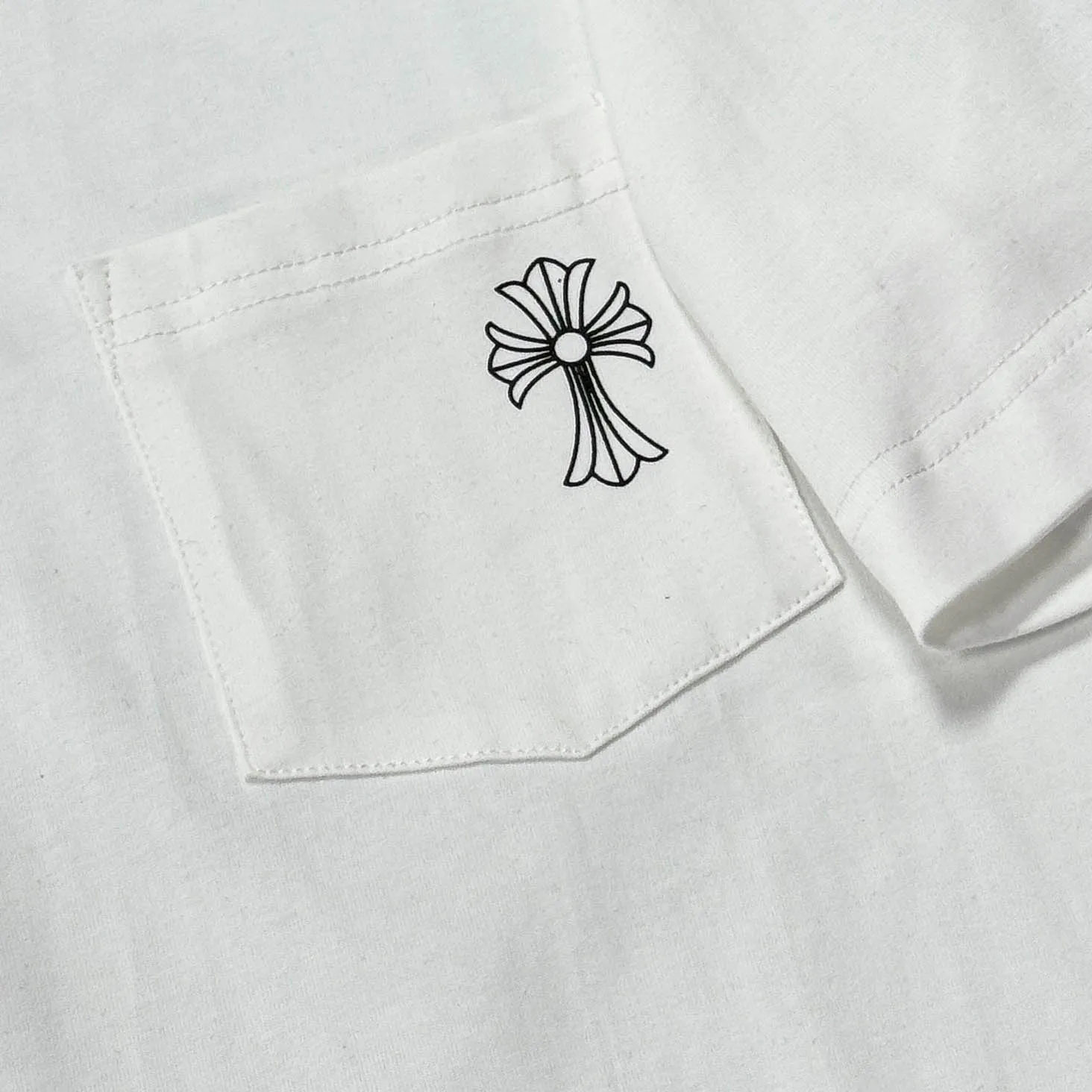 P170 Chrome Hearts 25 high-end versions. The fabric is made of 300 grams of high-density pure cotton. It does not deform or shrink. It has three labels. It is the same style for men and women. Technology: suede foaming + digital printing. Color: white, black. SIZE: S-XL.